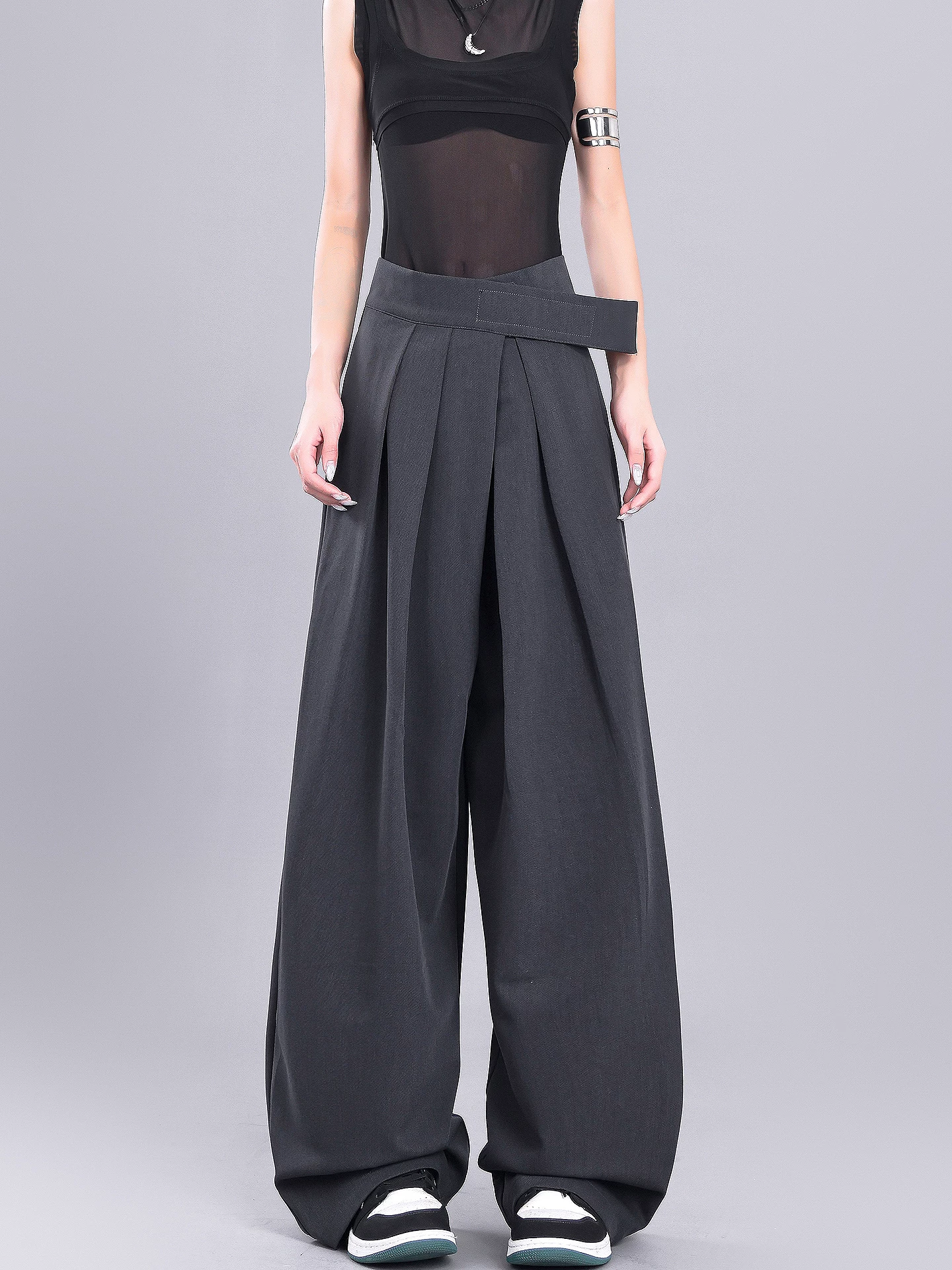 Quần tây xếp nếp lưng cao màu xám của KEN STUDIO dành cho nữ với thiết kế Velcro, quần ống rộng dáng rộng và tôn dáng