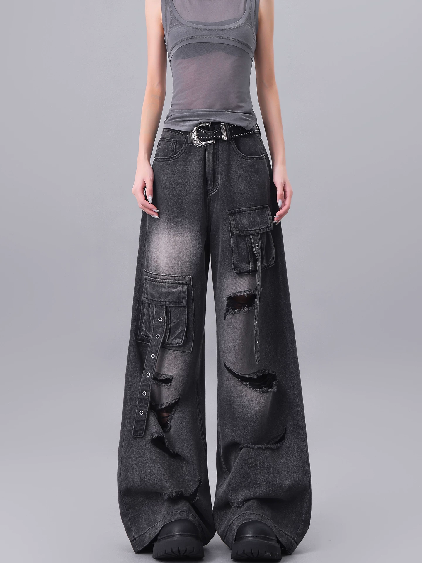 KEN STUDIO Quần jean cargo rách màu đen kiểu Mỹ dành cho nữ với thiết kế độc đáo, quần ống rộng dài đến sàn nhiều túi.