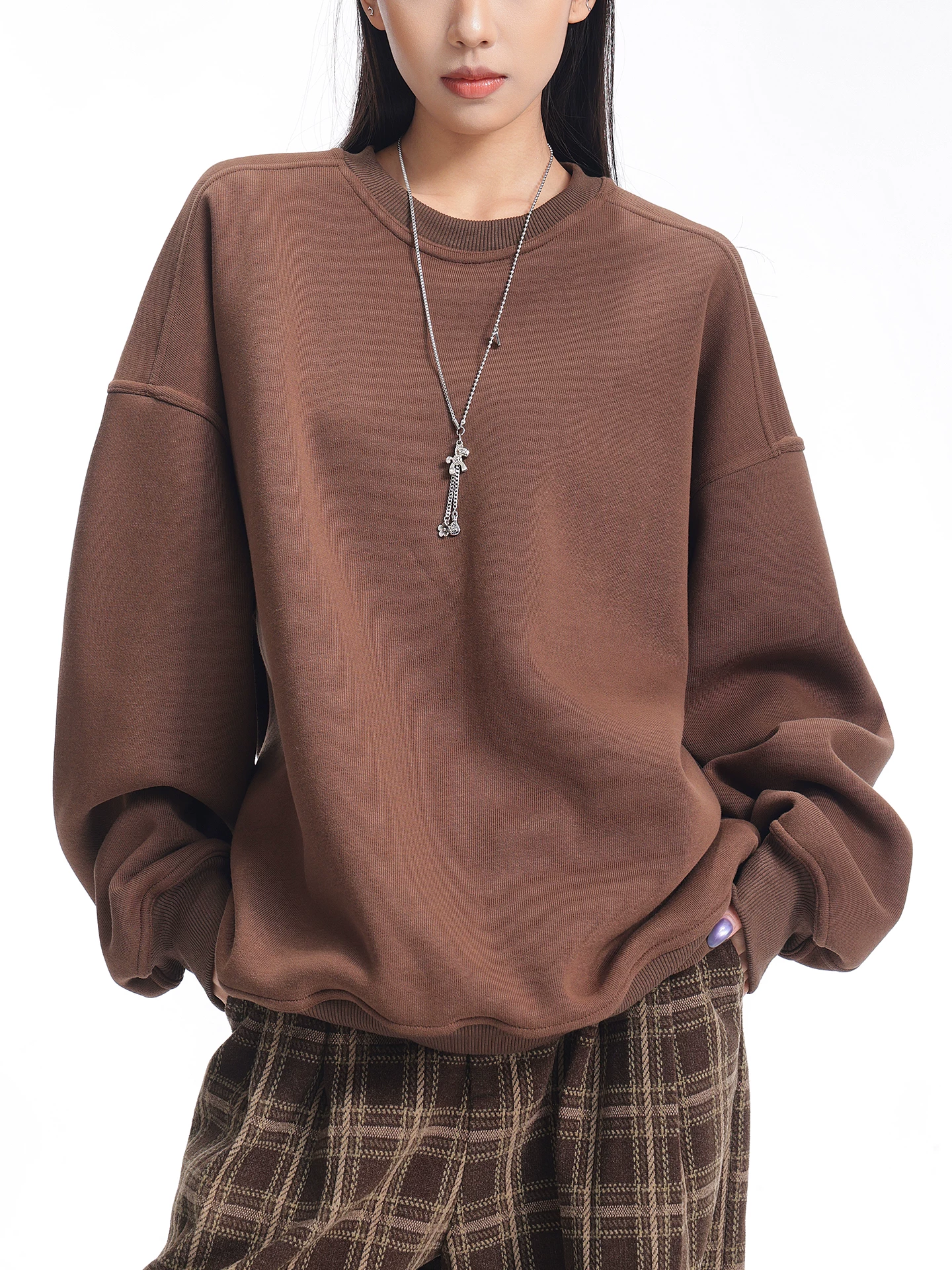 KEN STUDIO Áo len dài tay lót lông màu cà phê mùa thu đông mới dành cho nữ, dáng rộng, thon gọn, áo chui đầu thông thường đa năng