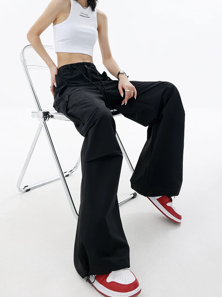 KEN STUDIO Quần cargo màu đen mùa hè mới dành cho nữ có túi xếp ly lớn, quần ống rộng tôn dáng sành điệu