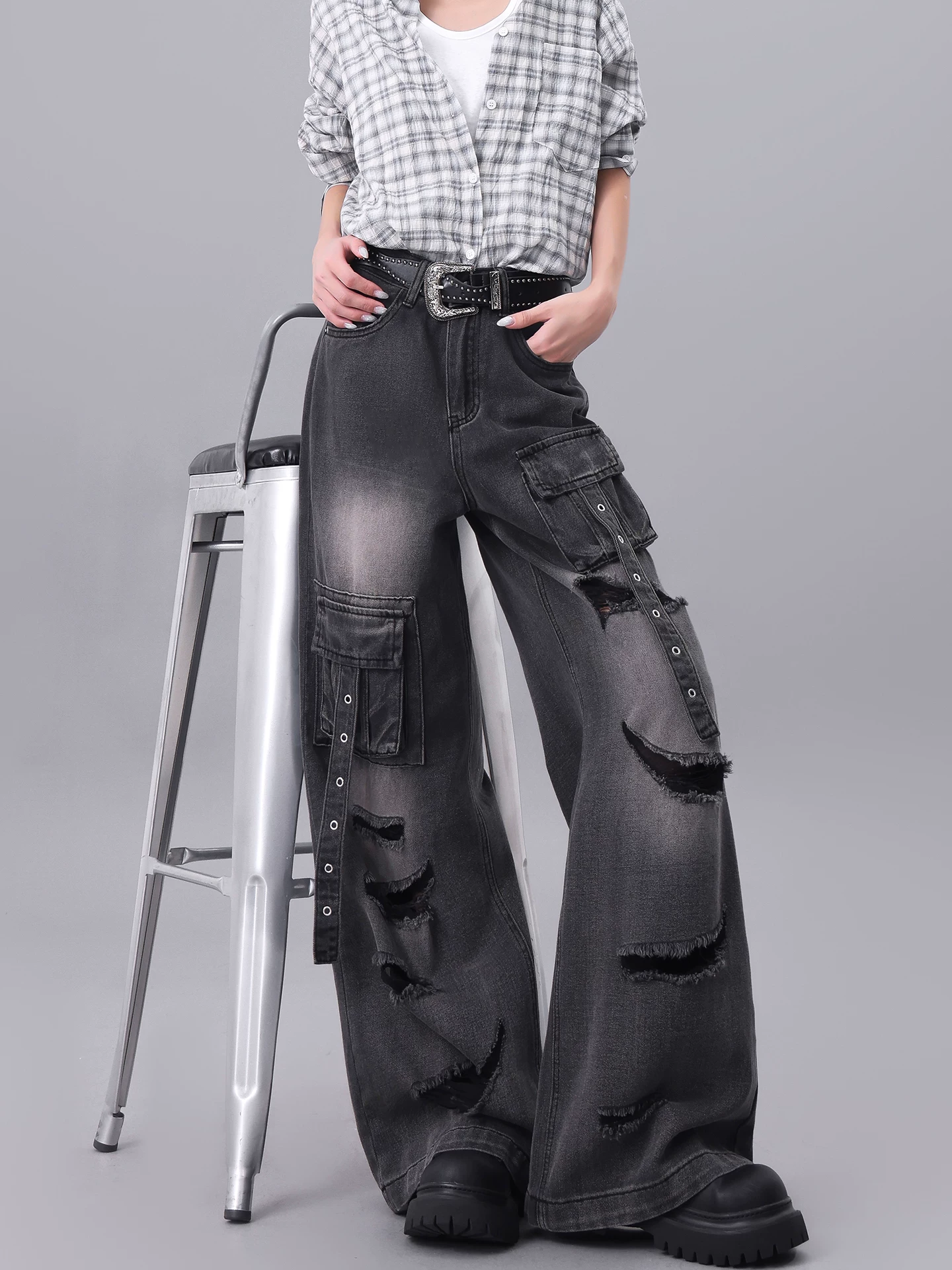 KEN STUDIO Quần jean cargo rách màu đen kiểu Mỹ dành cho nữ với thiết kế độc đáo, quần ống rộng dài đến sàn nhiều túi.