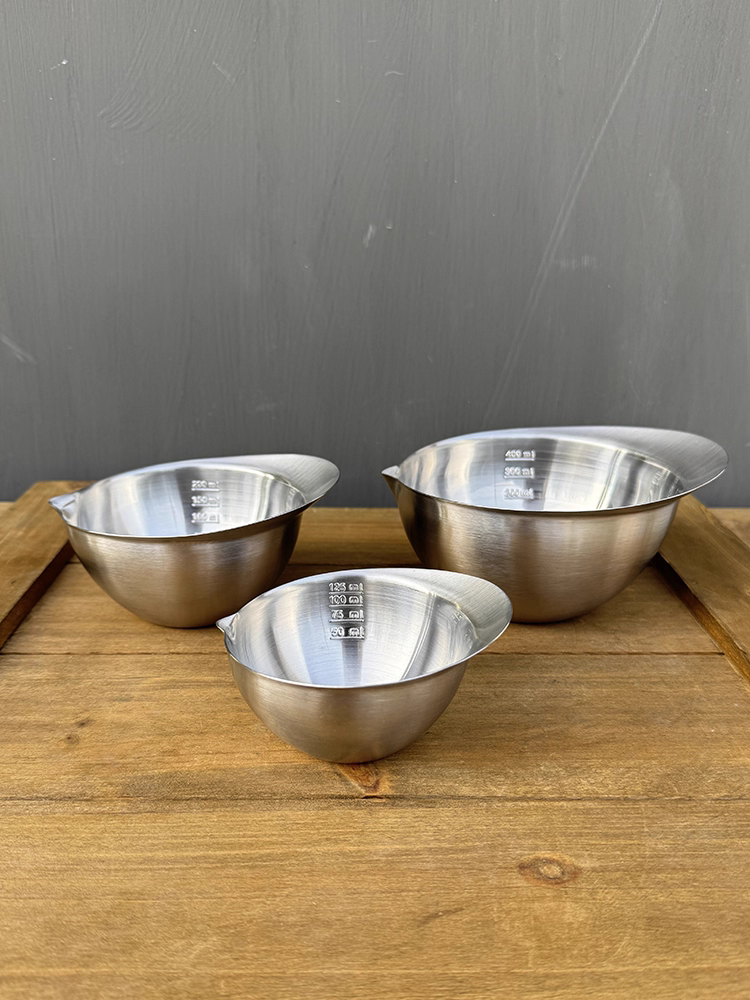 Xuất khẩu sang Nhật Bản, bát đựng gia vị, nước sốt, bột nhão làm bằng thép không gỉ 304 đạt chuẩn thực phẩm, có vòi rót, cốc đong có vạch chia độ