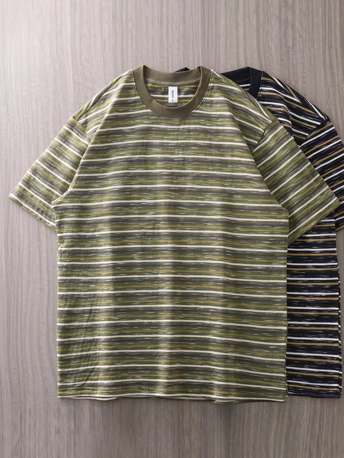 Áo thun nam chất liệu jacquard sọc dày, tay ngắn, kiểu mới hè 2024, phong cách retro Mỹ, dáng rộng, cổ tròn, áo thun đôi, hợp thời trang.