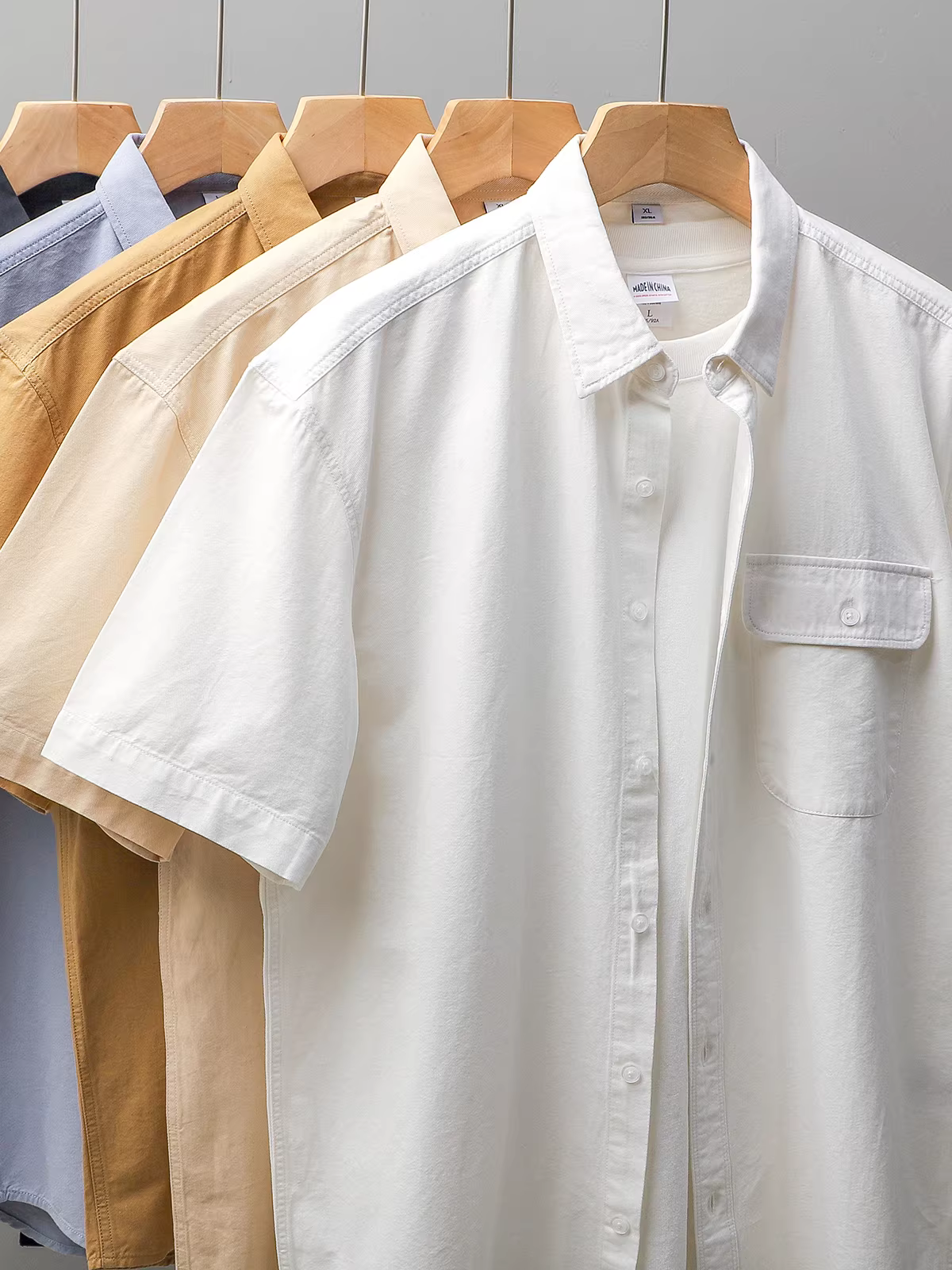 Áo sơ mi nam chất liệu cotton dày dặn, tay ngắn, kiểu dáng rộng rãi mùa hè, túi cổ điển, cổ áo sơ mi, màu trắng.