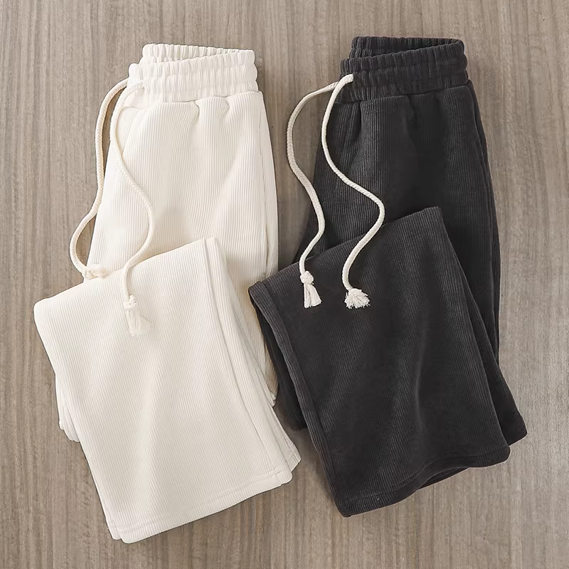 Quần nam chất liệu vải gân dày có lớp lót lông cừu, quần thể thao ống rộng dáng rộng cho mùa thu đông, quần ống đứng kiểu dáng xuông thoải mái.