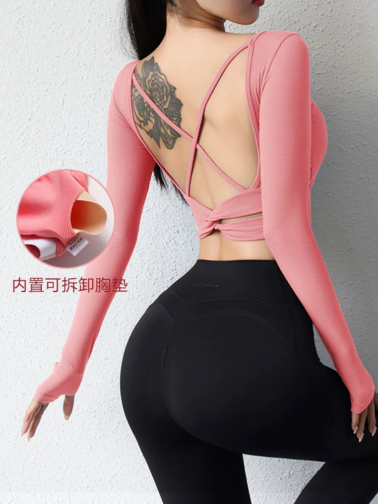 Quần áo thể thao nữ Jiumai Yipin Áo thể thao mùa xuân mới với thiết kế lưng đẹp, miếng đệm ngực và trang phục tập yoga dài tay.