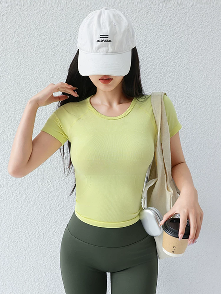 Áo tập yoga ngắn tay ôm sát, chất liệu liền mạch, có họa tiết, cổ tròn, thoáng khí, giúp thon gọn dáng người.