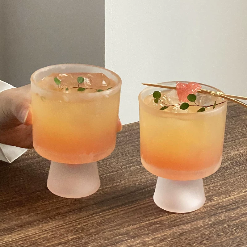 Ly hình nón thủy tinh mờ độc đáo, mang lại cảm giác cao cấp cho đồ uống lạnh, kem, tráng miệng và nước.
