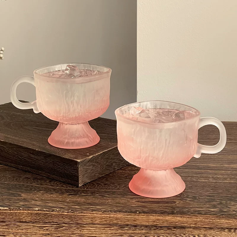 Ly thủy tinh màu hồng thiết kế độc đáo có tay cầm, cốc vuông chân thấp thẩm mỹ cao, ly uống sữa ăn sáng, ly uống nước.