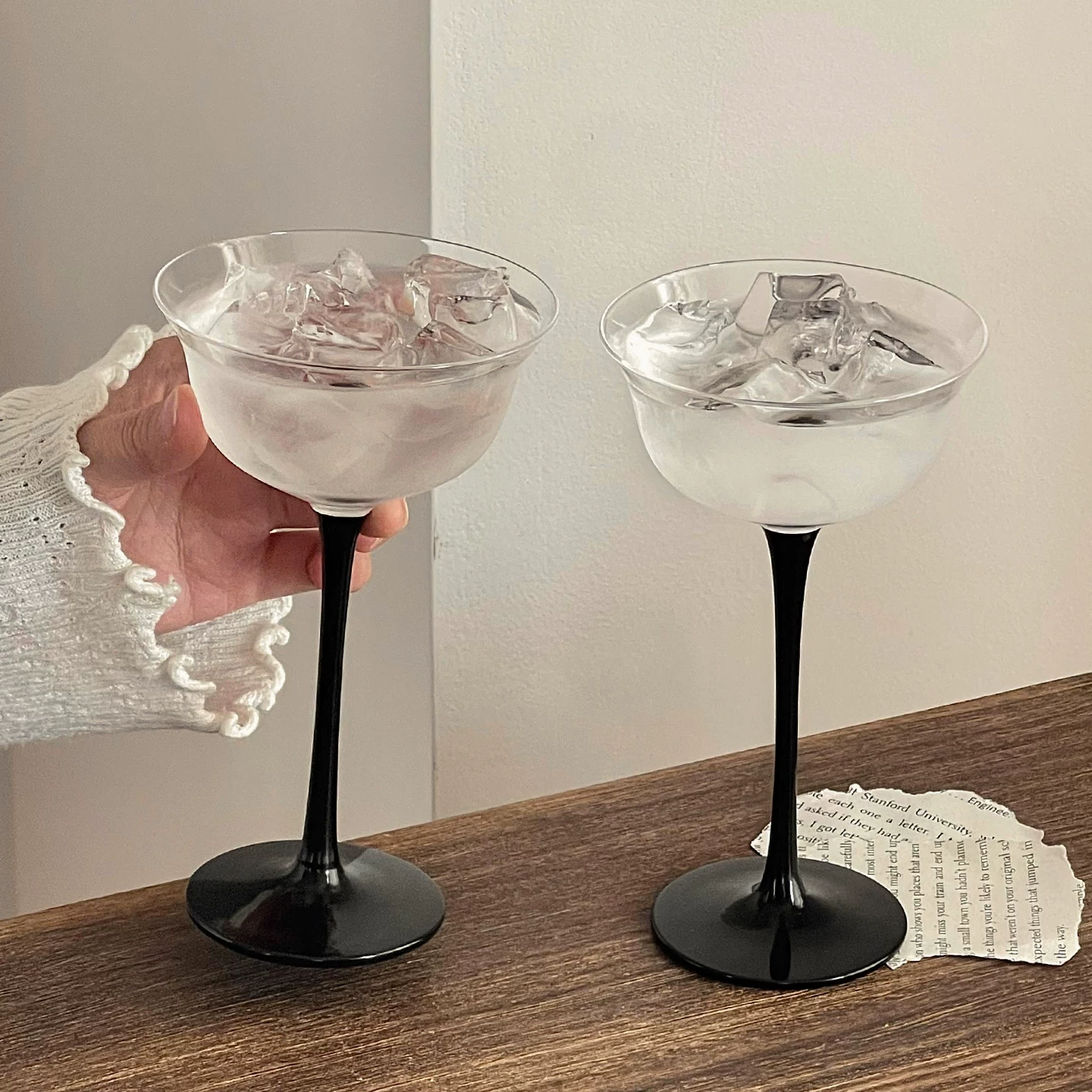 Ly thủy tinh chân cao thân đen độc đáo dùng trong gia đình, thiết kế thời trang dành cho các cô gái, ly rượu hơi nghiêng, ly cocktail miệng rộng, ly nước ép.