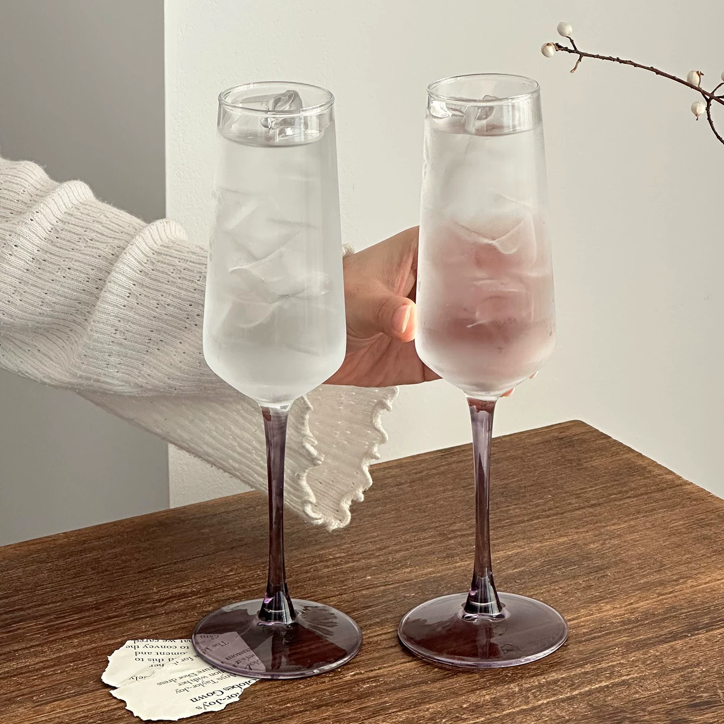Ly thủy tinh cao màu tím chất lượng cao với thiết kế độc đáo, thích hợp cho cocktail, rượu vang có ga và rượu sâm banh.