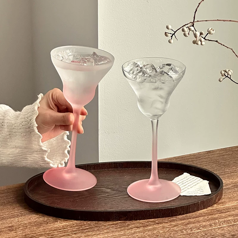 Ly cocktail màu hồng cao cấp với thiết kế sáng tạo và độc đáo, được các cô gái yêu thích, ly cocktail đặc biệt có chân cao.