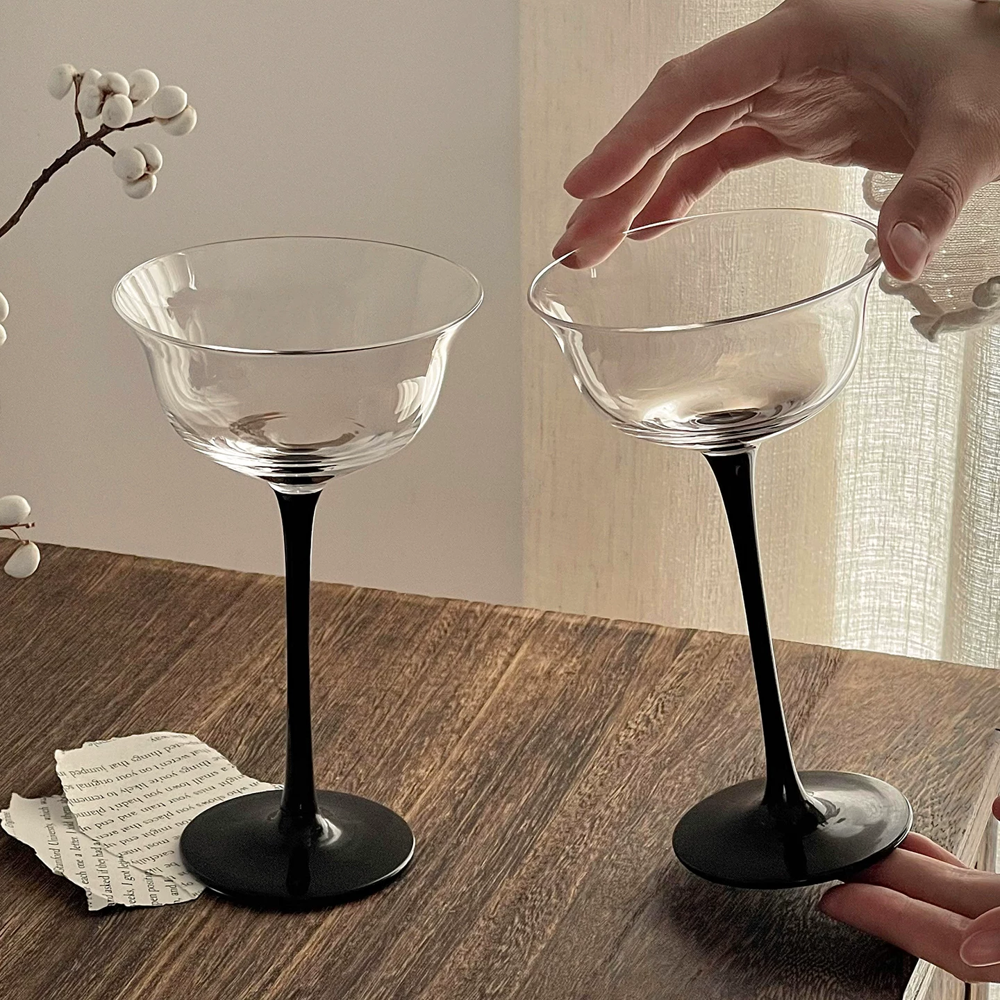 Ly thủy tinh chân cao thân đen độc đáo dùng trong gia đình, thiết kế thời trang dành cho các cô gái, ly rượu hơi nghiêng, ly cocktail miệng rộng, ly nước ép.