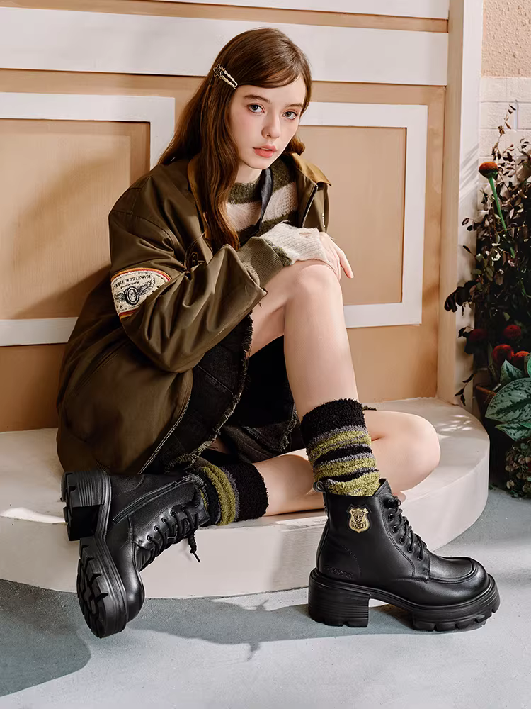Tianmeiyi Zootopia Hợp tác Giày bốt Martin đế dày tăng chiều cao lót lông cừu Giày nữ Giày bốt cổ ngắn phong cách cổ điển Mùa đông phong cách mới
