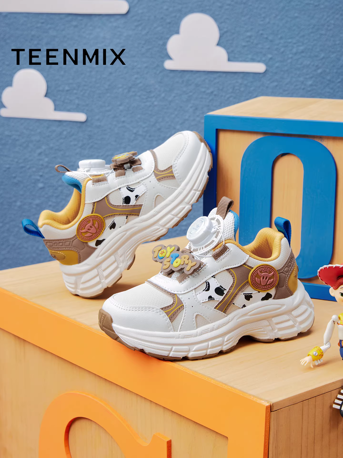 Giày bố thêu chữ thập thương hiệu chung Tianmeiyi Toy Story dành cho bé trai và bé gái, giày thể thao thông thường mới dành cho trẻ em mọi kích cỡ.