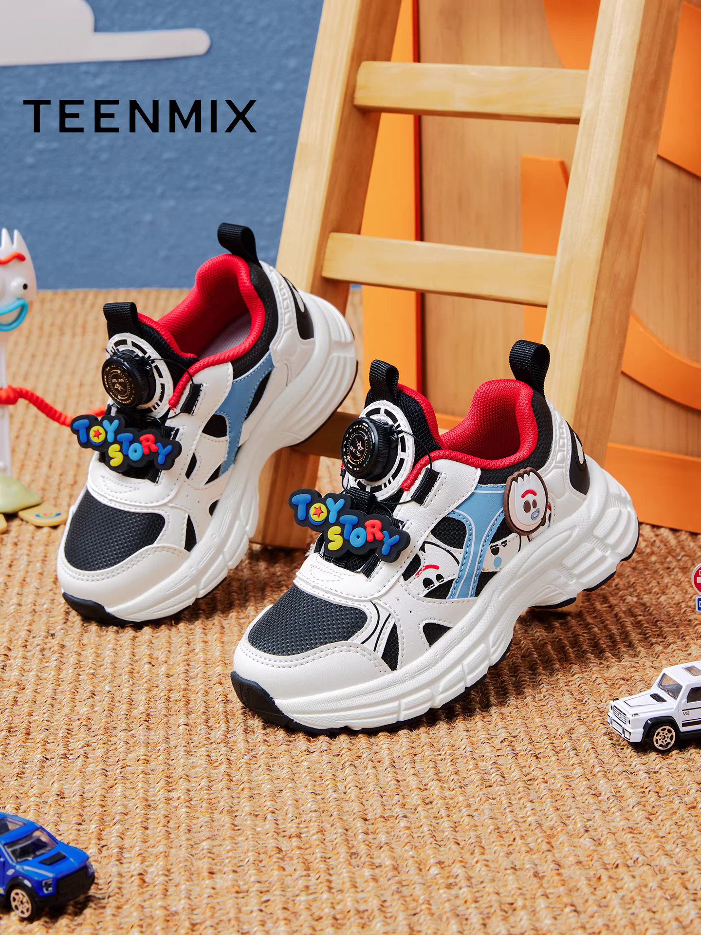 Giày bố thêu chữ thập thương hiệu chung Tianmeiyi Toy Story dành cho bé trai và bé gái, giày thể thao thông thường mới dành cho trẻ em mọi kích cỡ.