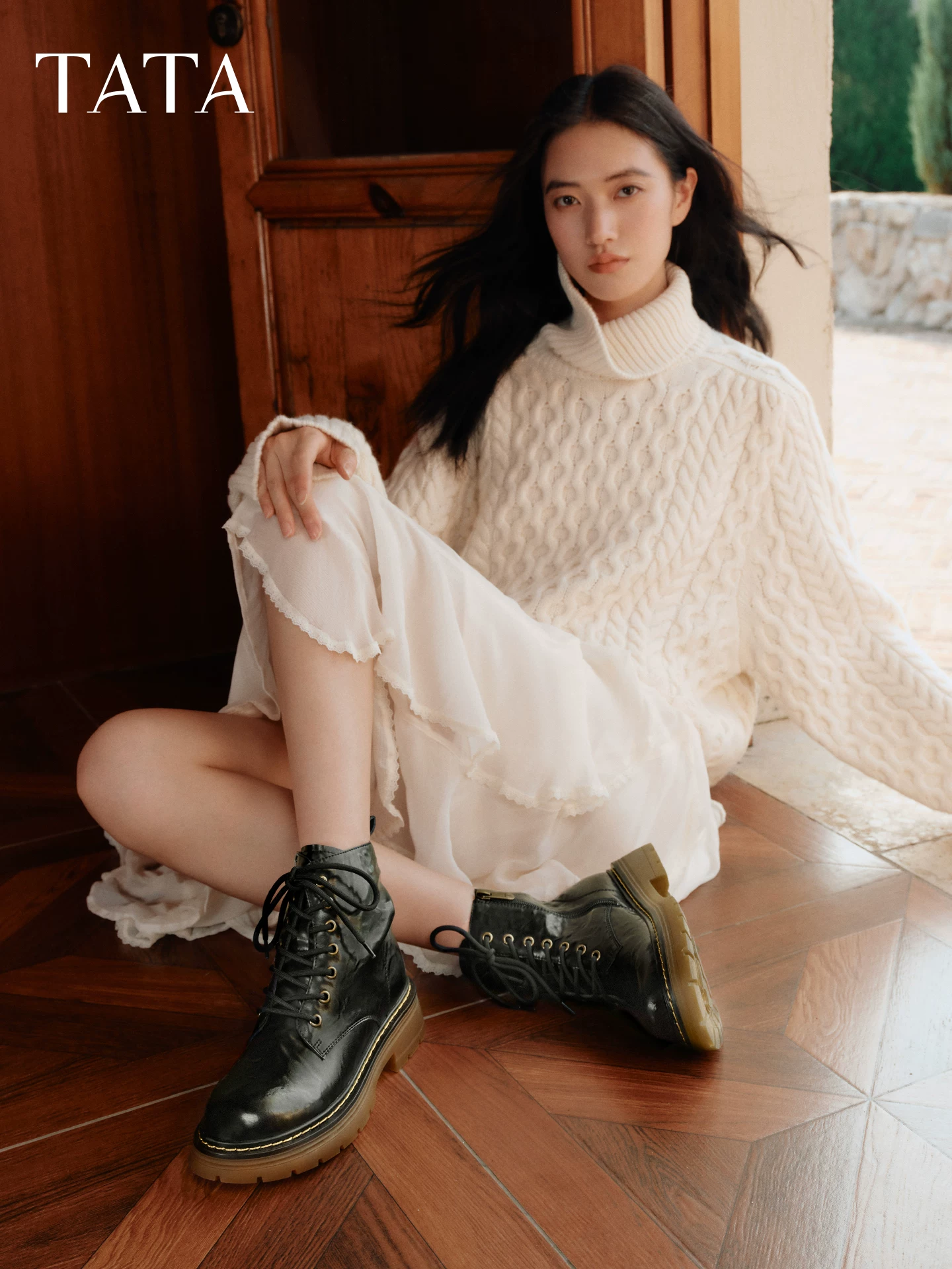 Giày bốt ngắn TATA mùa đông 2025 mới đa năng thời trang retro nữ màu đen kiểu Martin CHQ01DD5