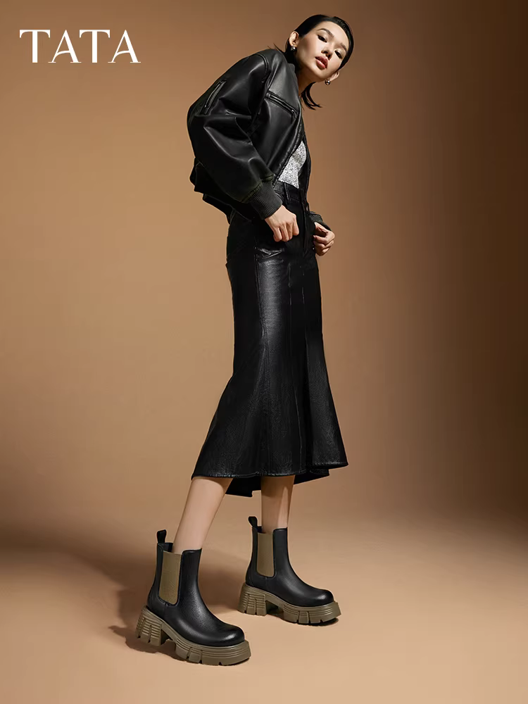 Giày Chelsea nữ TATA đế dày, kiểu dáng ôm chân, giày bốt ngắn đi làm, kiểu dáng ống khói, mẫu mới mùa đông 2024 CZB01DD4