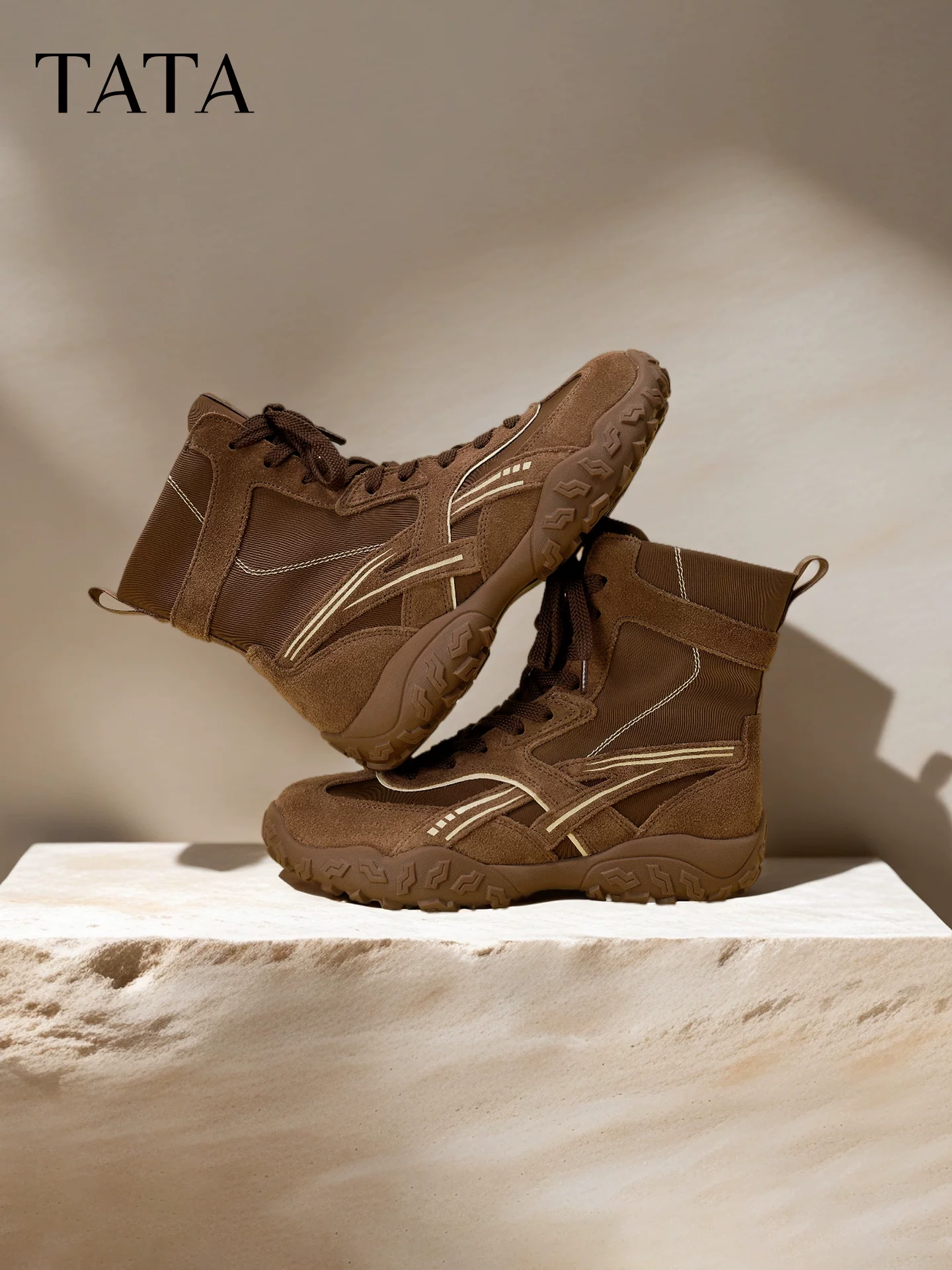 Giày đấm bốc TATA 2025 giày thể thao mới có lót lông cừu giày bốt ngắn thời trang nữ GPD03DD5