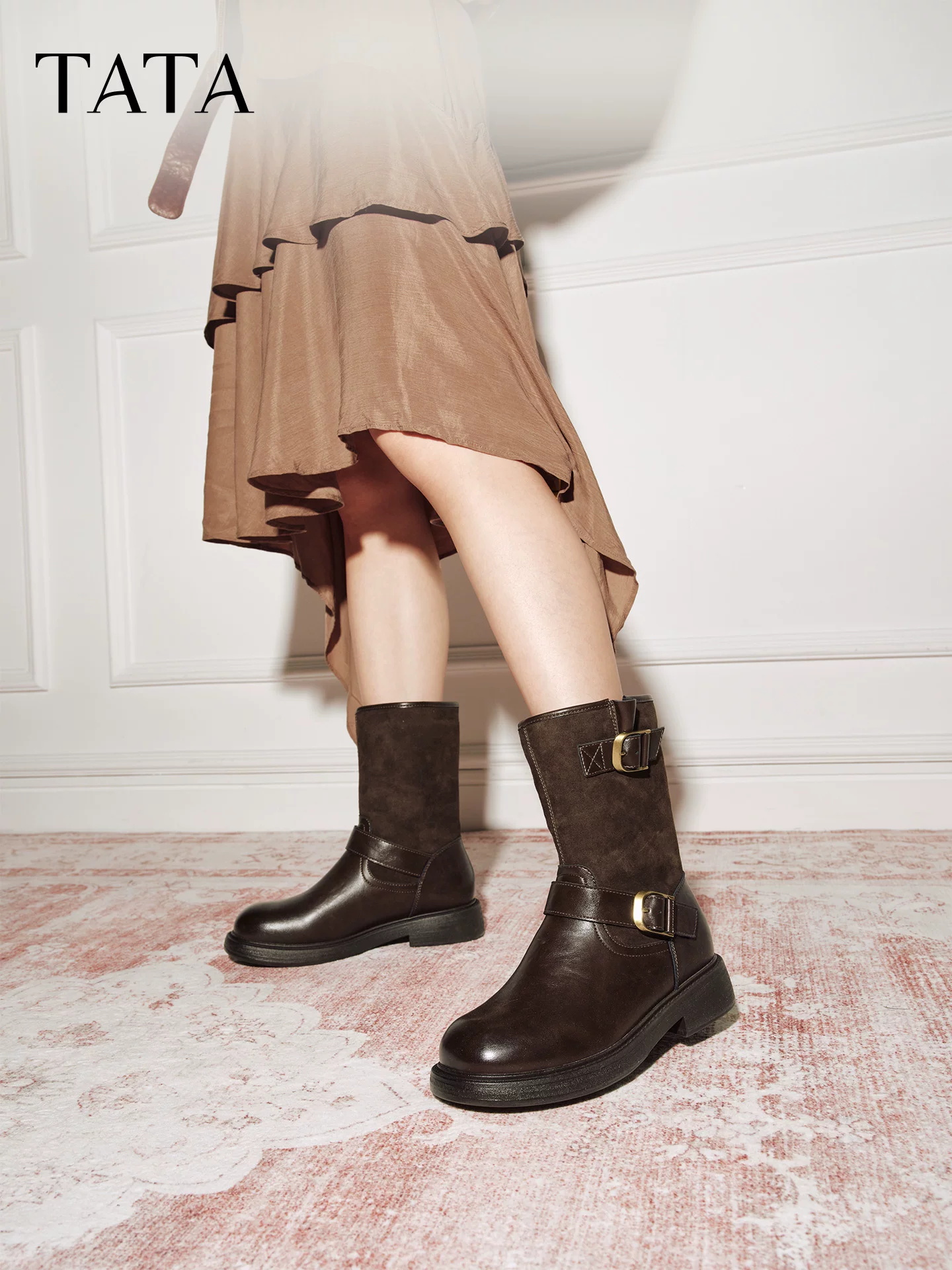 TATA giày bốt mùa đông 2025 kiểu mới giày bốt kiểu miền Tây thời trang giày bốt ngắn giản dị màu đen giày bốt thời trang CHL01DS5