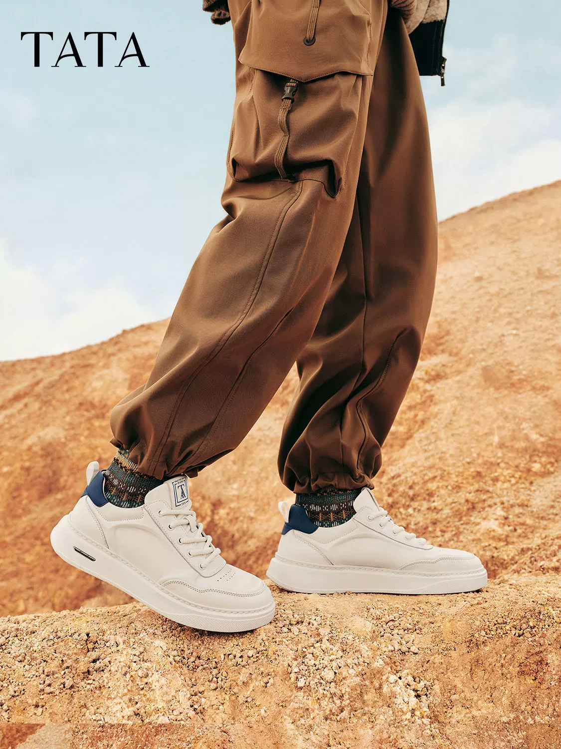 Giày nam TATA 2025 mùa đông mới đa năng màu trắng giày thể thao thông thường giày thể thao hợp thời trang QHR01CM5