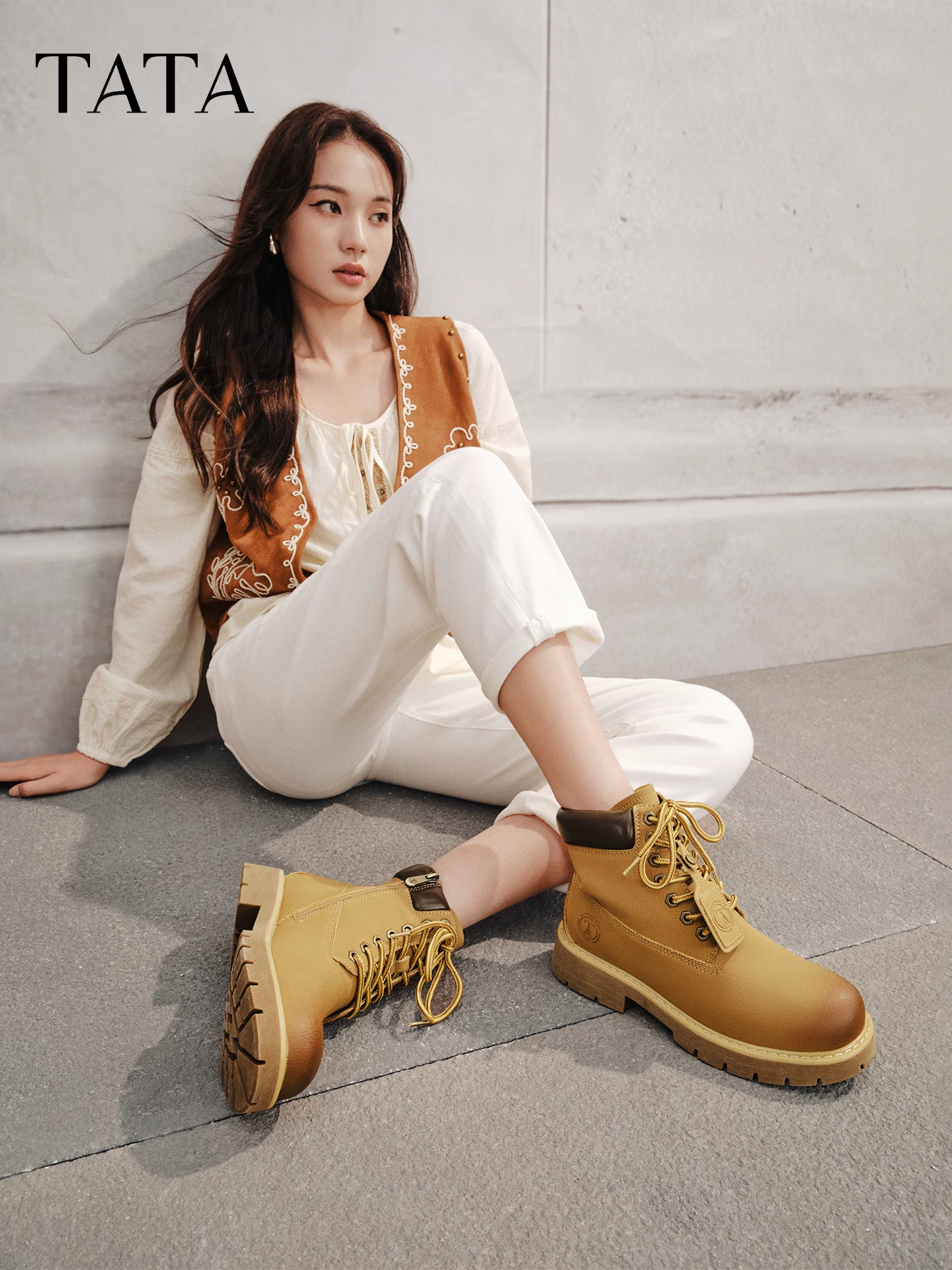 Giày bốt phương Tây TATA Giày bốt nữ màu vàng Giày bốt Martin mùa đông 2025 có lông cừu Giày bốt ngắn Giày bốt đi làm CF502DD5