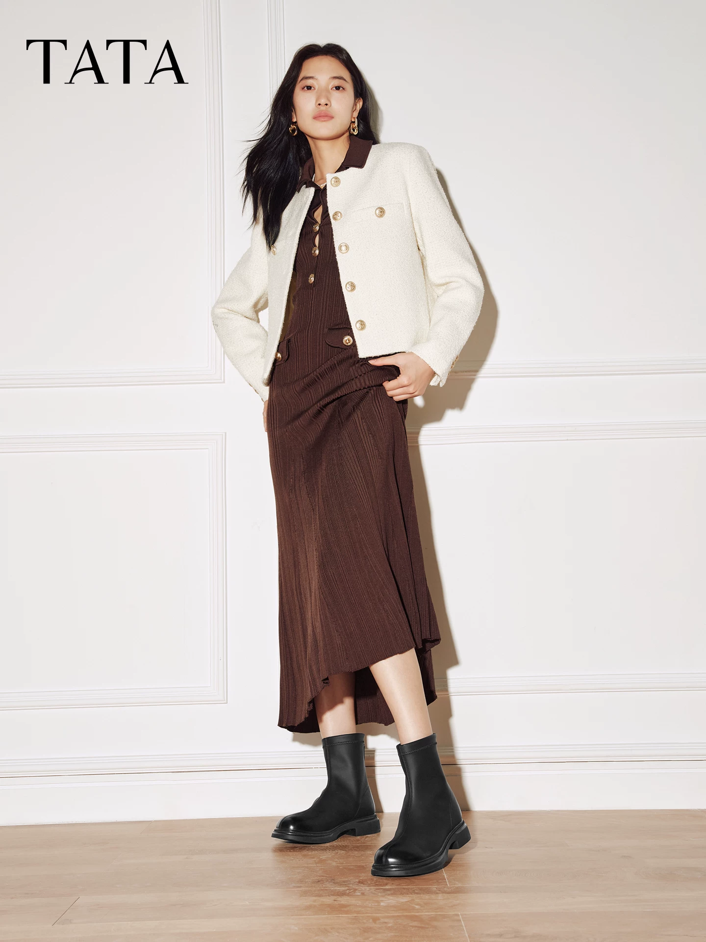 Giày bốt nữ TATA 2025 Giày bốt thời trang lót lông cừu Giày Chelsea kiểu Pháp Giày bốt cổ ngắn đế dày phong cách cổ điển CE701DZ5