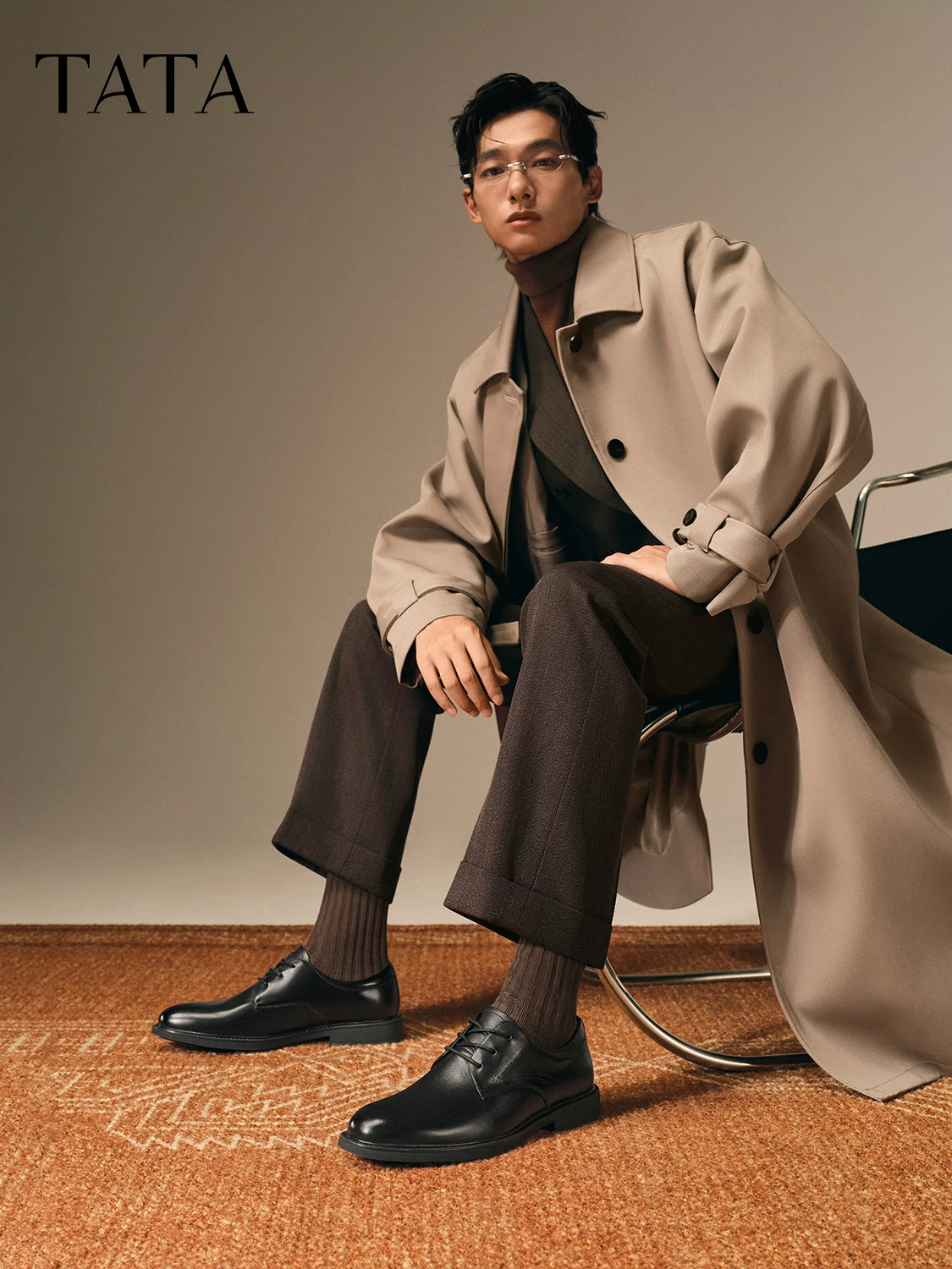 Giày nam TATA mùa đông 2025 kiểu dáng tương tự giày da đế dày thời trang mới màu đen 210A6CM5