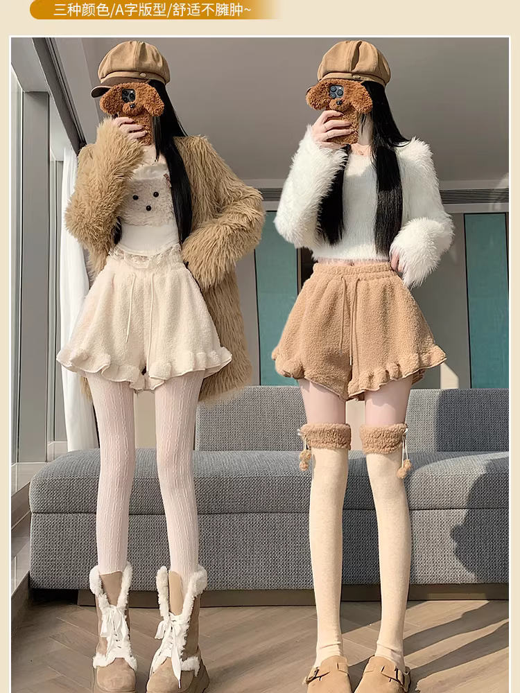 Quần short nhung màu trắng nhạt dành cho nữ, thích hợp cho mùa thu đông, có viền xếp nếp, lưng cao, có thể phối với bốt, quần len cừu.