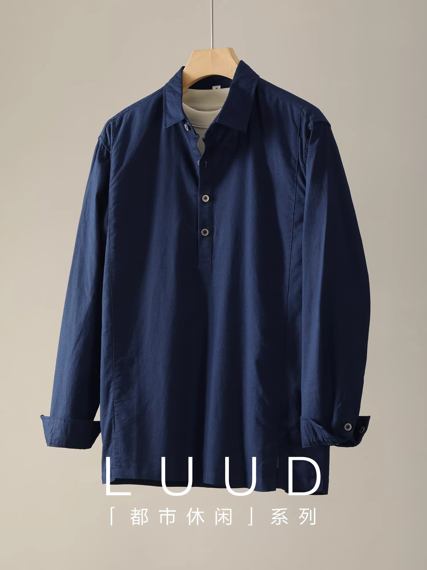 Áo sơ mi có cổ dài tay bằng vải cotton-linen kiểu Nhật Bản kiểu Nhật Bản dành cho nam với viền được định hình và có khe hở ở bên hông.