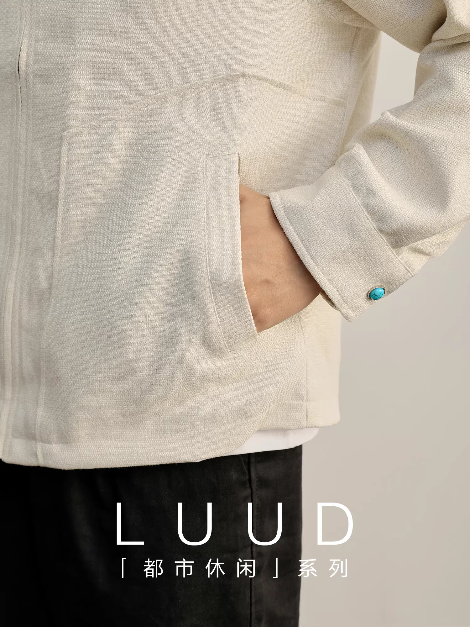 Áo khoác dệt có họa tiết sang trọng nhẹ nhàng của LUUD dành cho nam với túi có cấu trúc, khuy cài màu ngọc lục bảo và kiểu áo khoác theo phong cách Chanel.