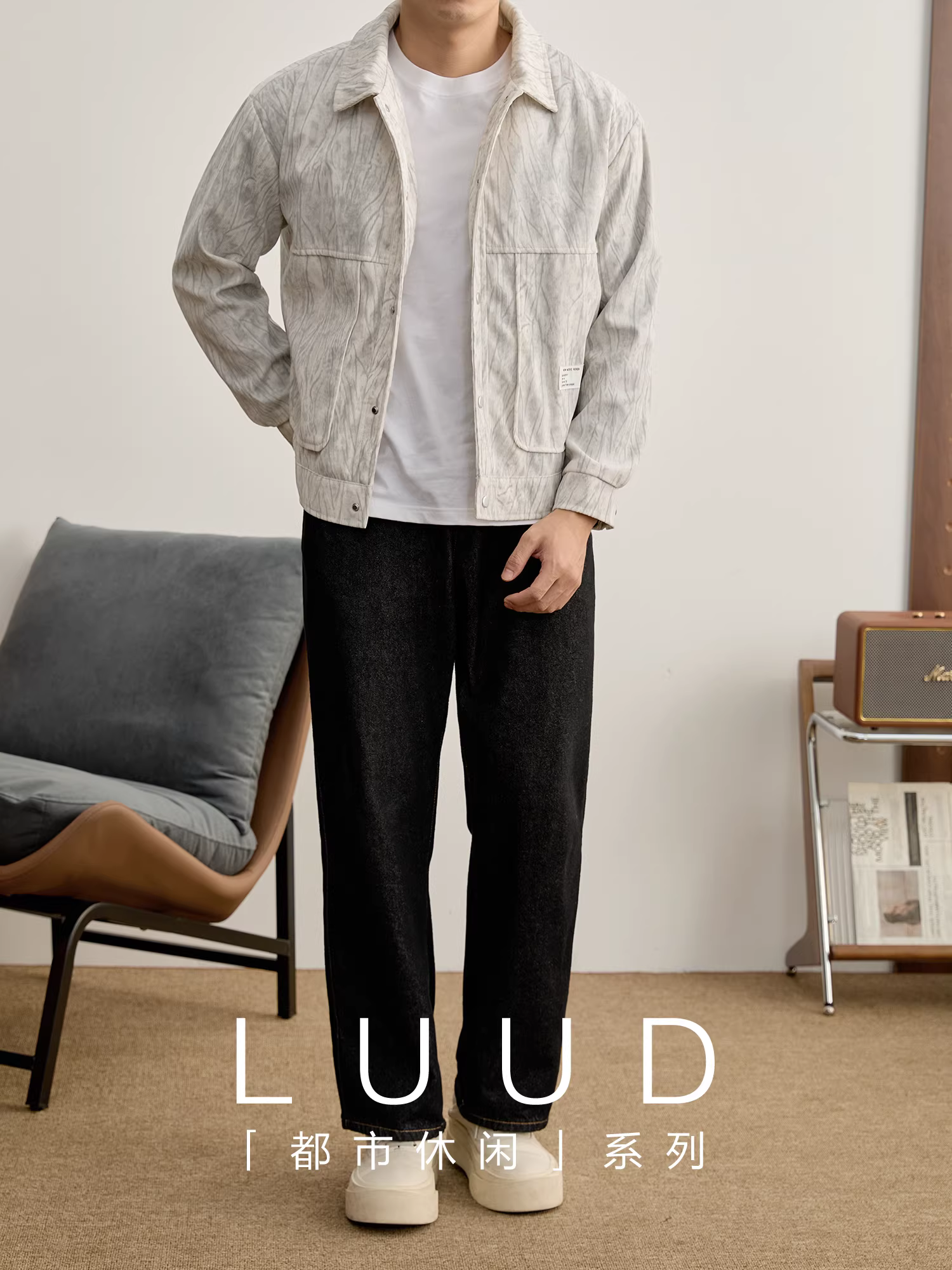 Áo khoác ngắn chất liệu corduroy rộng, kiểu dáng casual, thêu logo họa tiết tie-dye nghệ thuật, phong cách distressed dành cho nam mùa đông