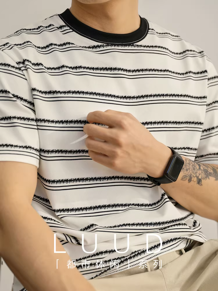 Áo thun nam dáng rộng nhẹ nhàng, thương hiệu thời trang LUUD phối màu, chất liệu cotton Taigu 230g, dệt jacquard nhuộm sợi, sọc phối màu, tay ngắn