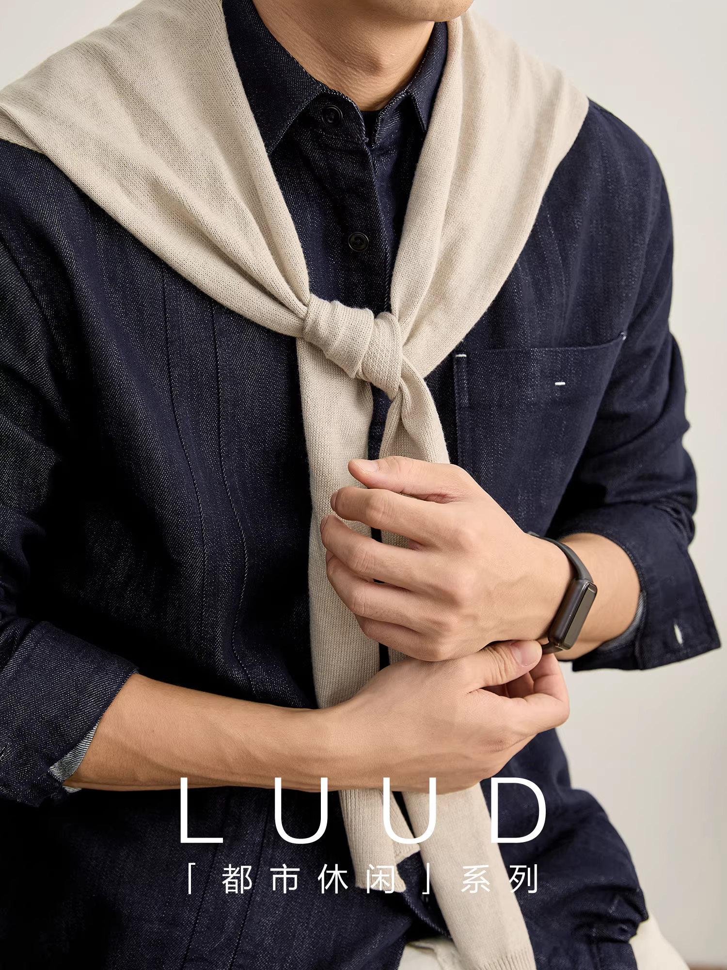 Áo sơ mi nam chất liệu pha Tencel Lyocell LUUD, kiểu dáng xẻ tà, viền thun co giãn, chất liệu denim thô đã qua xử lý.