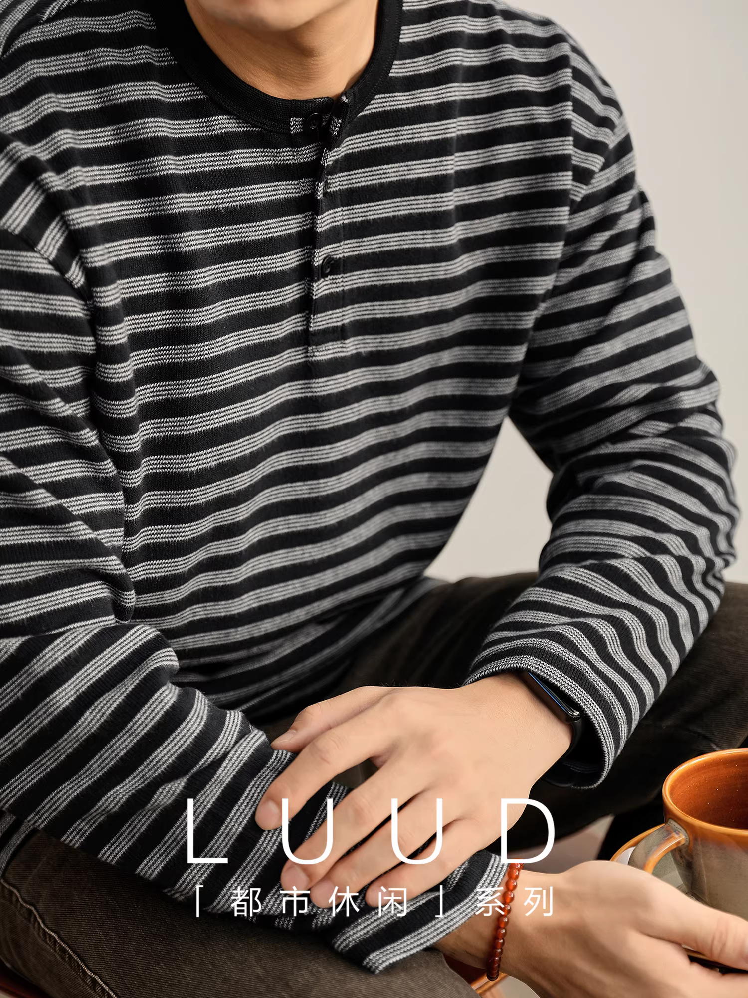 Áo thun nam cổ henley dệt kim phối màu sọc kiểu old money, dáng rộng, tay dài, thời trang, phong cách casual.