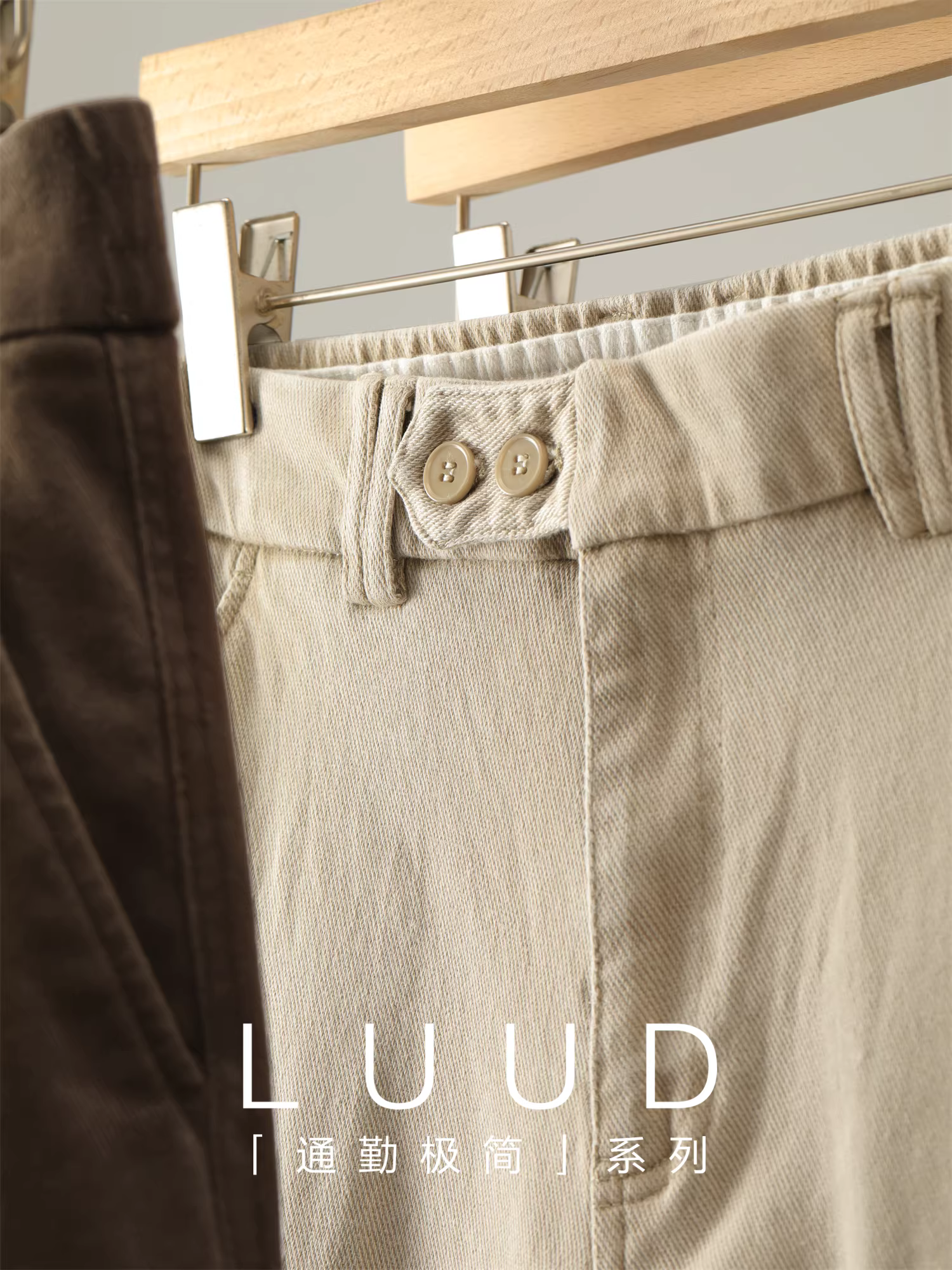 Quần âu nam chất liệu pha Tencel Lyocell LUUD, kiểu dáng thẳng, chất liệu cotton đã qua xử lý, có khóa cài hai khuy.