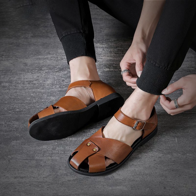 Giày nam phong cách Anh quốc mùa hè mới chống trượt nhẹ bằng da thật bề mặt mềm mại giày đi biển nam sandal mũi kín da bò thông thường dành cho nam