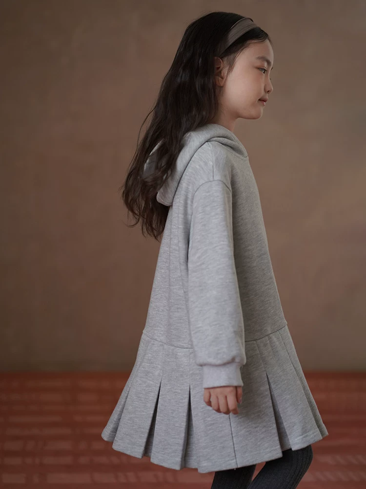 Quần áo trẻ em cho mùa xuân và mùa thu, váy dài tay, váy xếp ly đơn giản, váy áo hoodie cho bé gái, phong cách giản dị và đa năng.