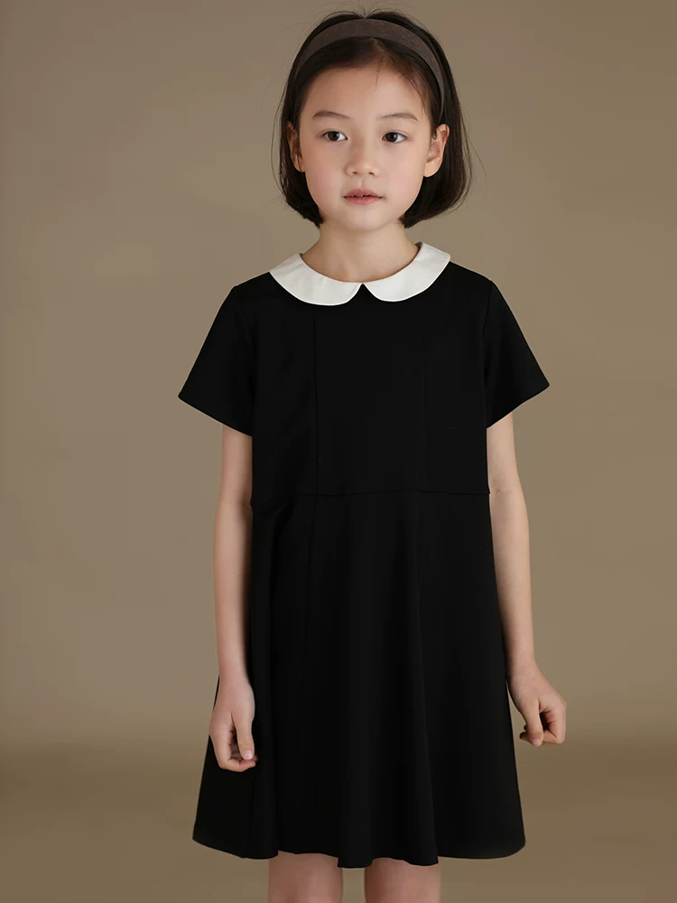 Quần áo trẻ em mới của Hartz: Váy ngắn tay màu đen cổ búp bê phối màu theo phong cách gia đình Nhật Bản dành cho bé gái, sành điệu cho mùa hè.