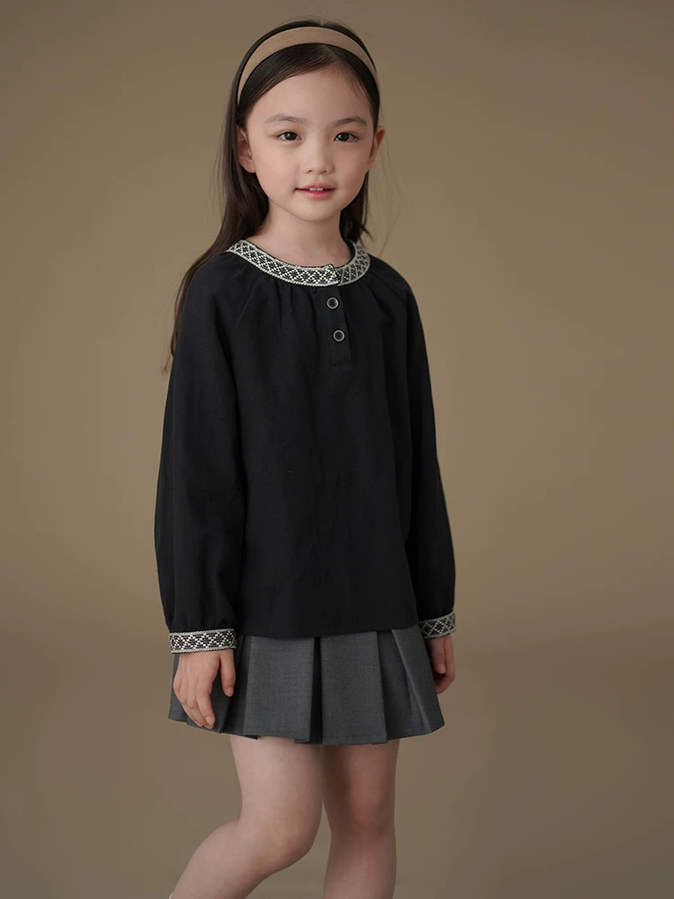 Áo sơ mi dài tay trẻ em, phong cách Nhật Bản xuân thu, áo đen rộng rãi, đơn giản và cao cấp, trang phục mùa thu mới cho bé gái.