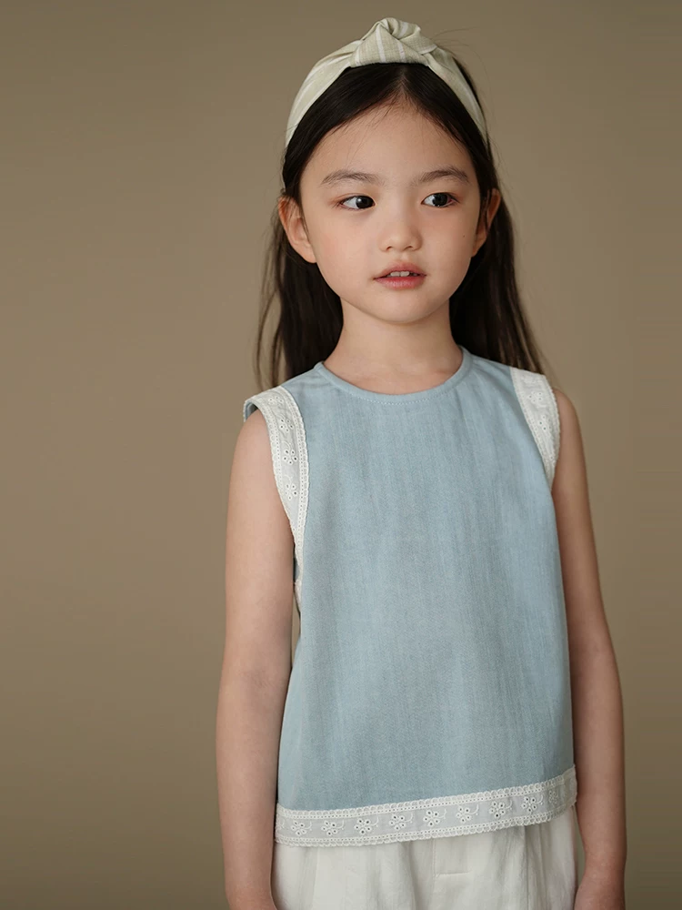 Bộ quần áo hè cho bé gái gồm áo vest đơn giản và quần jean ống thẳng, kiểu mới mùa hè