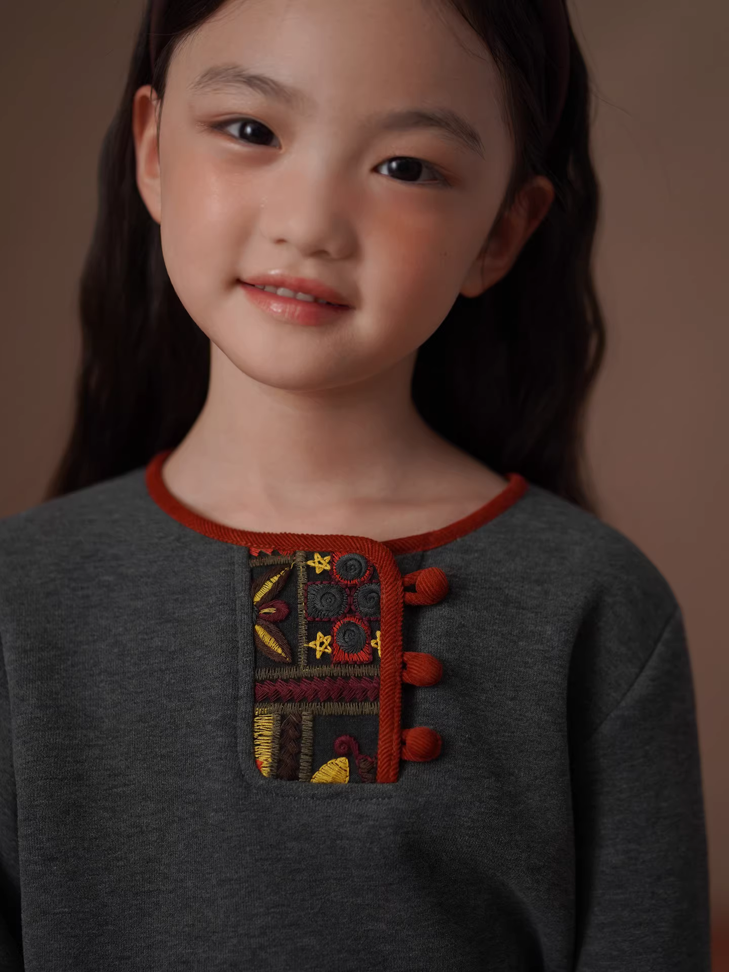 Áo len bé gái màu xám, chất liệu thun co giãn, thêu họa tiết, có lớp lót lông cừu giữ ấm, thích hợp cho mùa thu đông.