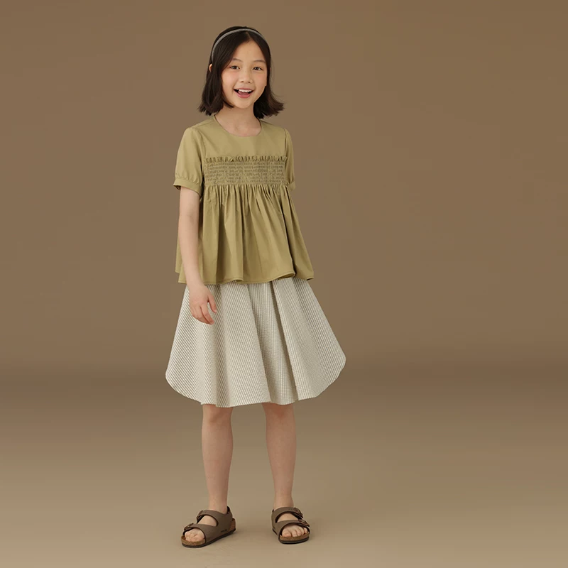 Áo sơ mi ngắn tay trẻ em màu xanh lá cây của Ha Chi Kids, kiểu dáng mùa hè mới 25, áo sơ mi búp bê cho bé gái, sành điệu và thời trang.