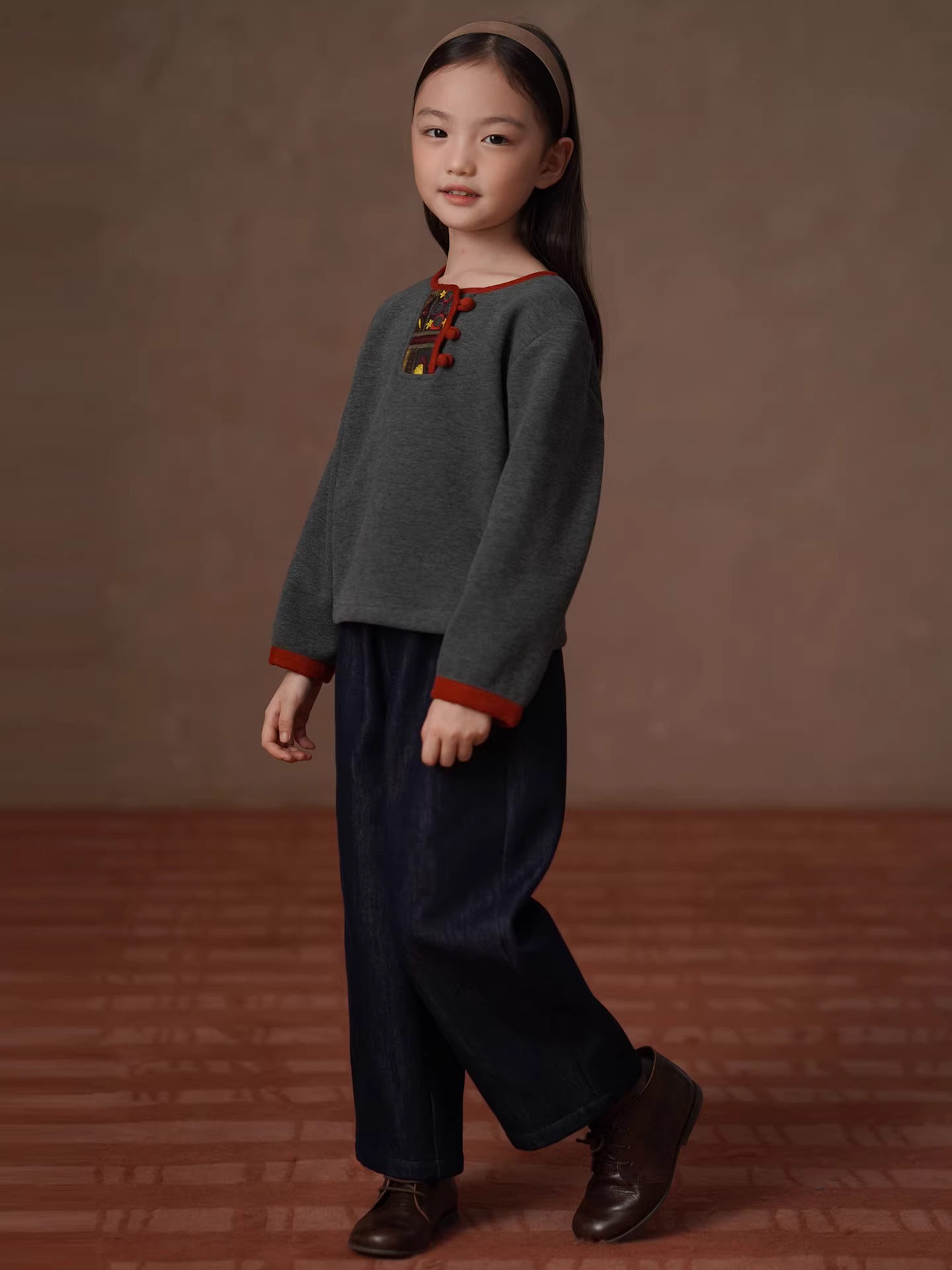 Áo len bé gái màu xám, chất liệu thun co giãn, thêu họa tiết, có lớp lót lông cừu giữ ấm, thích hợp cho mùa thu đông.