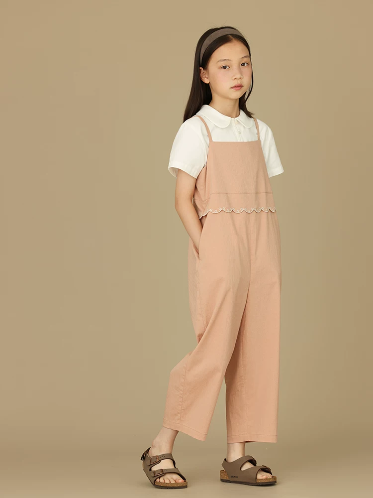 Quần trẻ em mùa hè có họa tiết thêu màu hồng ngọt ngào và dây đeo có thể điều chỉnh dành cho bé gái.