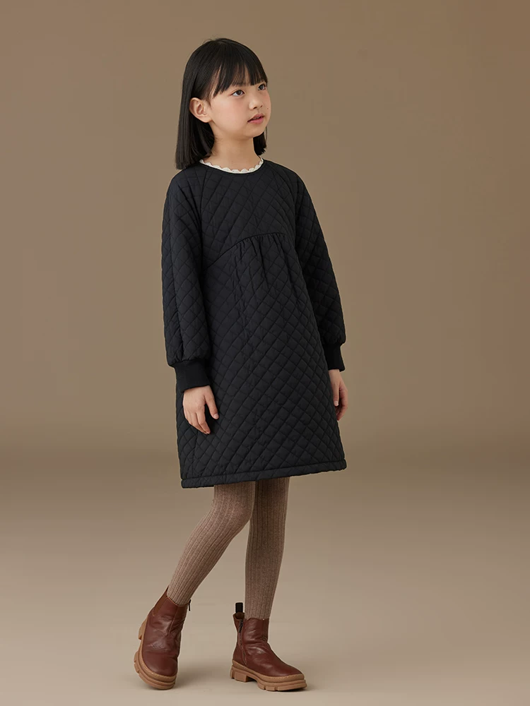 Quần áo trẻ em mùa thu đông váy dài tay áo khoác đệm màu đen đơn giản phong cách áo khoác cotton cho bé gái lớn hơn