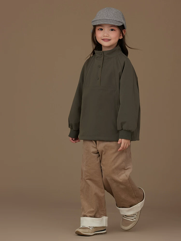 Áo khoác cotton màu xanh quân đội dành cho trẻ em với cảm giác đơn giản và cao cấp, cổ đứng, áo len lót lông cừu ấm áp cho bé trai và bé gái trong mùa đông.