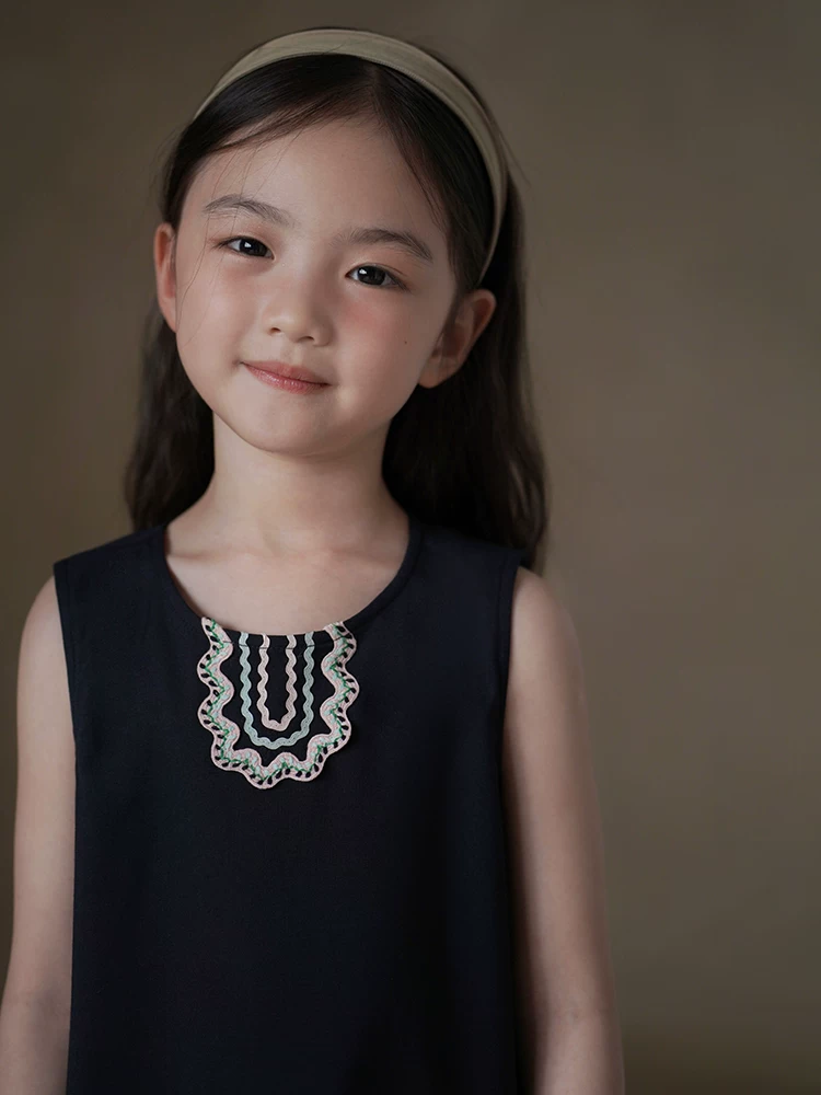 Quần áo trẻ em mỏng mùa hè Váy màu xanh hải quân cho bé gái, váy ba lỗ, váy đi nghỉ, kiểu dáng dài vừa phải.