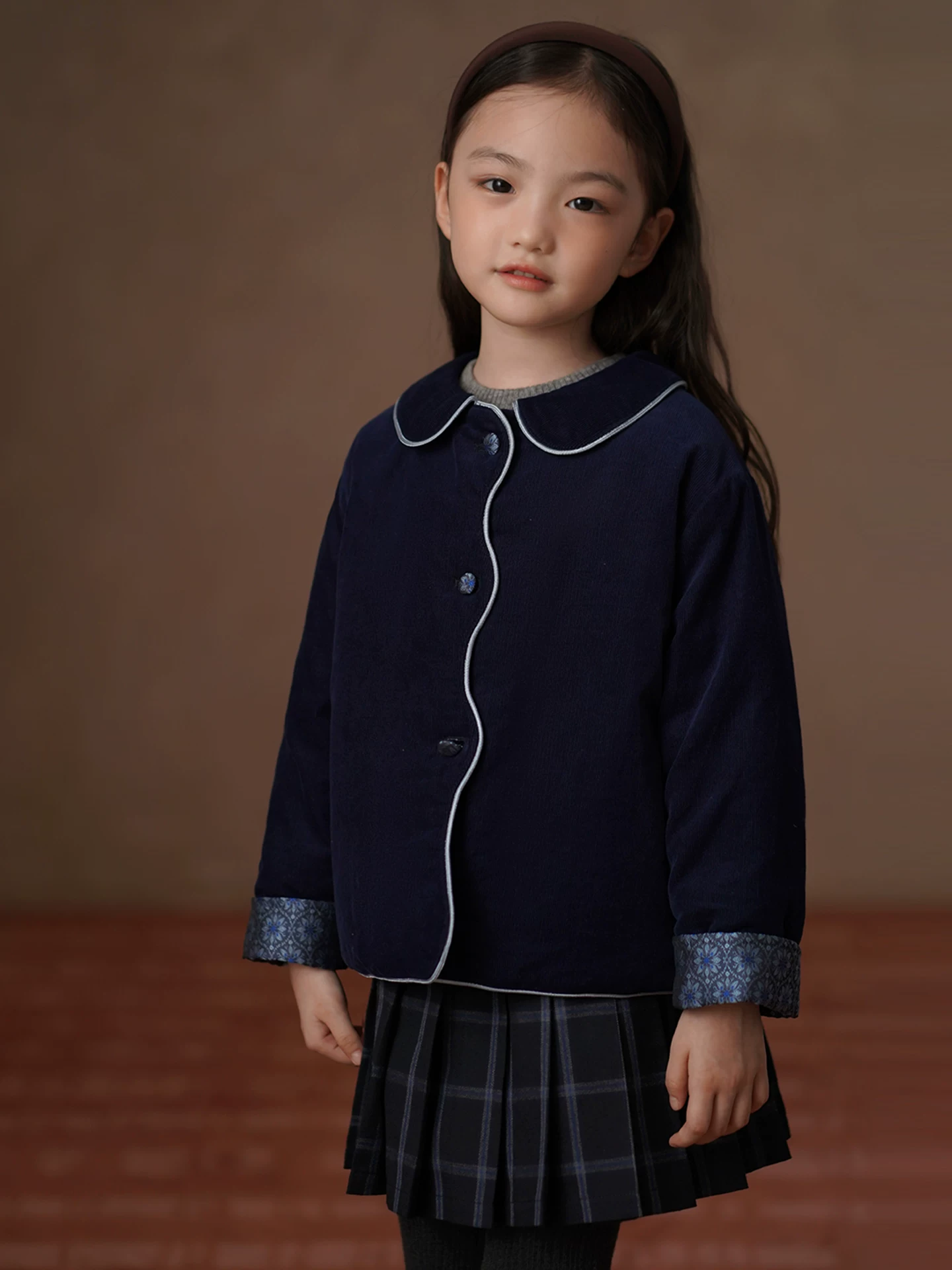 Áo khoác ngắn mùa đông bằng cotton cho trẻ em có cổ búp bê, áo nhung phối màu, áo khoác bé gái, đơn giản và cao cấp.
