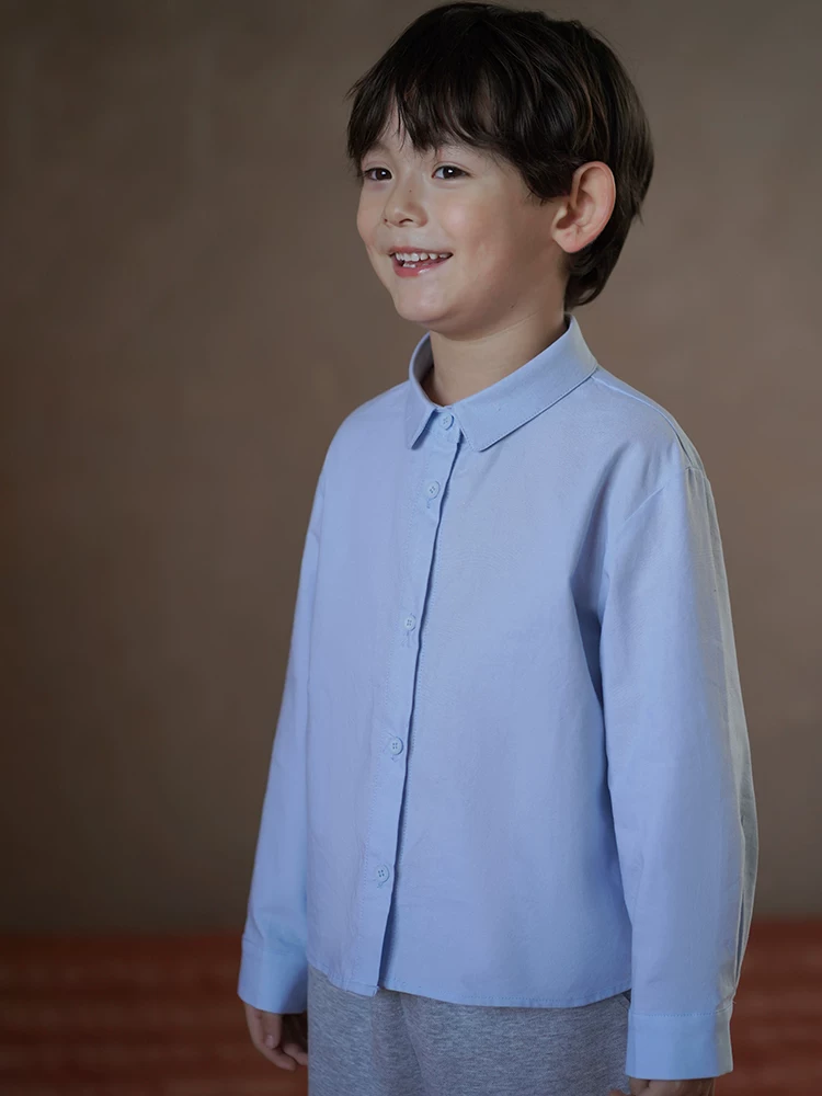 Quần áo trẻ em mùa xuân thu áo sơ mi màu xanh đơn giản đa năng áo sơ mi dài tay cho bé trai và bé gái dành cho trẻ lớn hơn